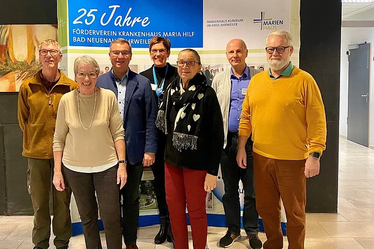 Sieben Personen stehen vor einem Banner zum 25-jährigen Jubiläum des Fördervereins Krankenhaus Maria Hilf Bad Neuenahr-Ahrweiler